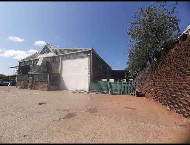 1,140M² WAREHOUSE TO LET IN WESTMEAD